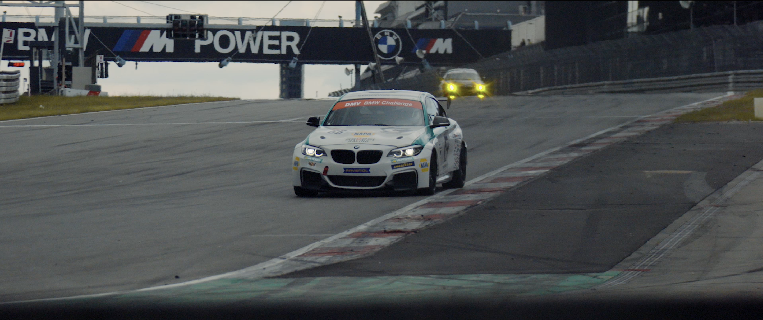 BMW M240i Cup Rennwagen auf der Rennstrecke – Einstiegs-Cup-Serie für den Motorsport