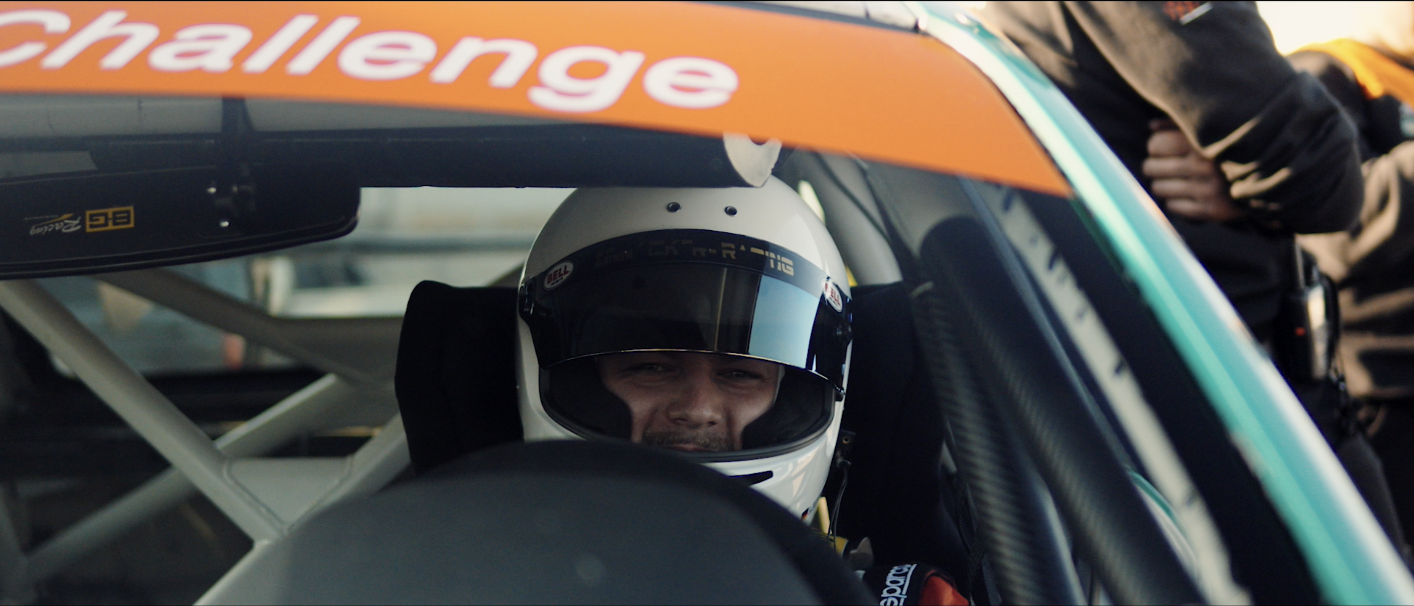 Lukas Zinnäcker im Cockpit eines Rennwagens – Rennfahrer werden in der Praxis